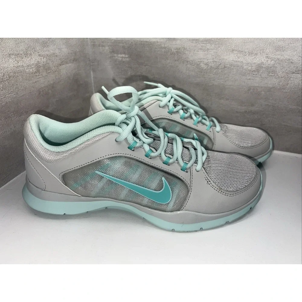 Nike White Mesh Turquoise Cross Training Sneaker Sz. 8.5 MINT!
